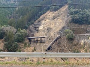 諸塚村への道-山崩れ