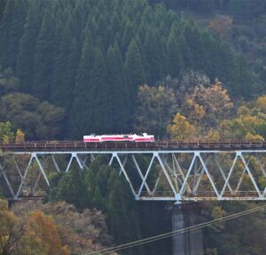 高千穂あまてらす鉄道の橋の中央で停車